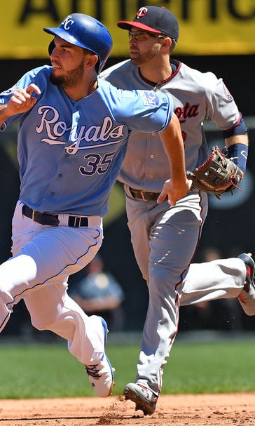 Royals sweep Twins, get eighth straight win in 2-1 victory